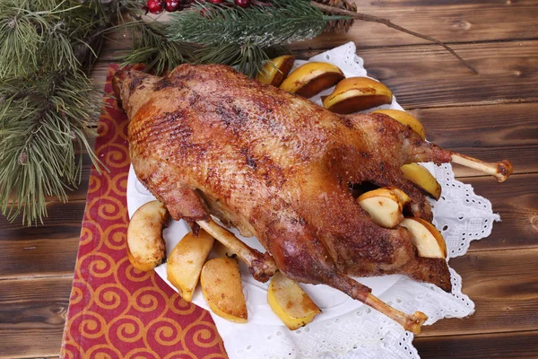 Pato asado en la mesa de Navidad — Foto de Stock