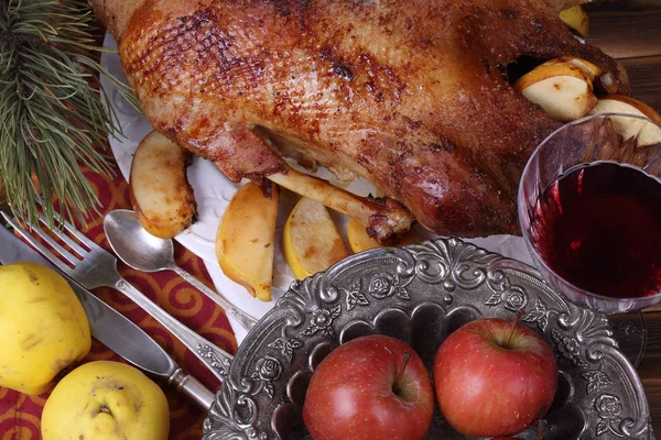 Kızartma kaz Noel masa ve bir kadeh kırmızı şarap