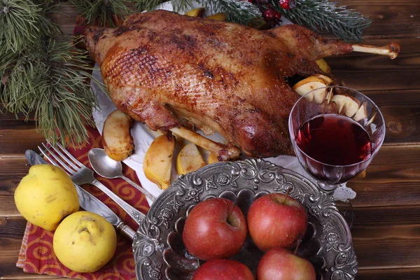 Kızartma kaz Noel masa ve bir kadeh kırmızı şarap