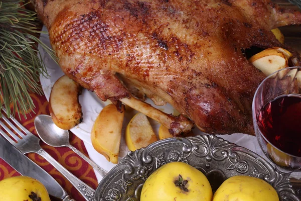 Kızartma kaz Noel masa ve bir kadeh kırmızı şarap