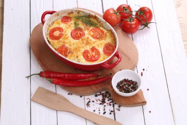 Kıyılmış et ve peynir ile güveç