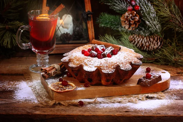 Christmas cake and mulled wine in a transparent glass — Stock Photo, Image