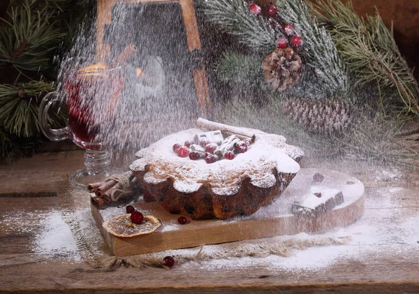 Рождественский кекс с сахарной пудрой — стоковое фото