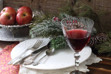 Kırmızı şarap ile natürmort. Festival tablo