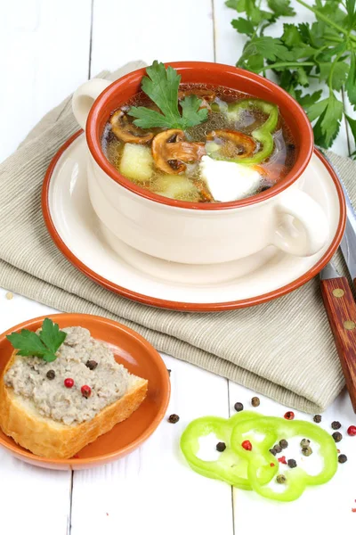 Supă din ciuperci de câmp cu cartofi și verdeață — Fotografie, imagine de stoc