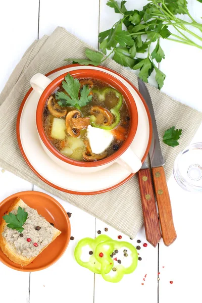 Soppa från fältet champinjoner med en potatis och gröna — Stockfoto
