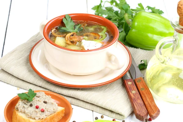 Sopa de cogumelos de campo com uma batata e verdes — Fotografia de Stock