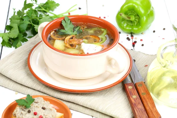 La sopa de setas de las setas de campo con la patata y la verdura —  Fotos de Stock