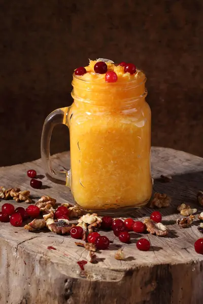 Batido de naranja en vidrio transparente — Foto de Stock