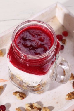 Yoğurt ve fındık ile Berry güler yüzlü 