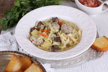 Çorba köfte ve mantar ile