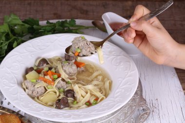 Çorba köfte ve mantar ile