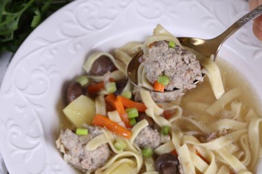 Çorba köfte ve mantar ile