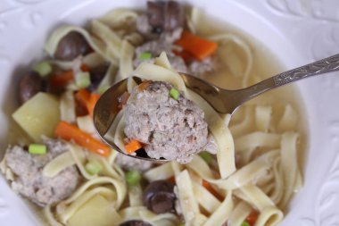 Çorba köfte ve mantar ile