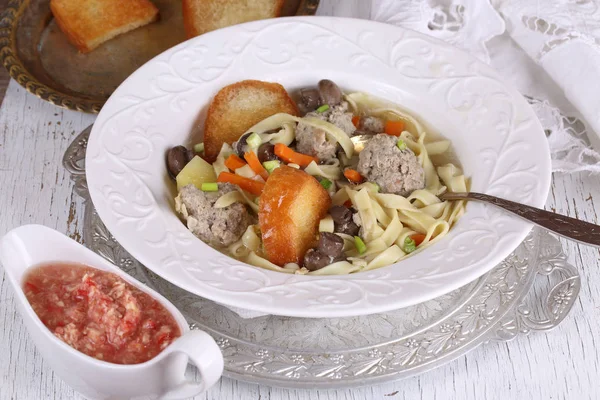 Çorba köfte ve mantar ile