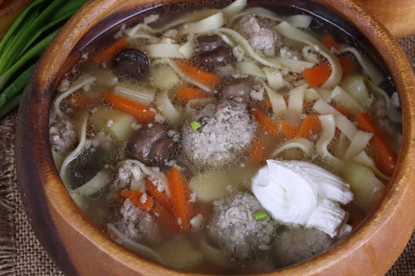 Sopa com almôndegas e cogumelos — Fotografia de Stock