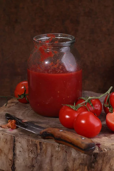 Домашнє консервування томатної пасти — стокове фото