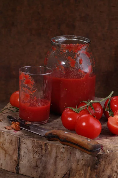 Домашнє консервування томатної пасти — стокове фото