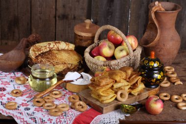 Ekşi krema ve ahşap bir masa üzerinde elma krep. Karnaval