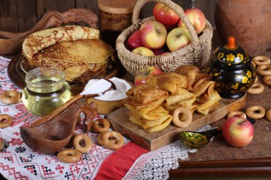 Natürmort krep, ekşi krema ve ahşap bir masa üzerinde elma