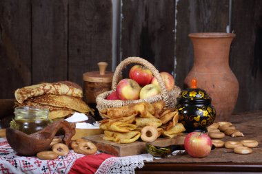 Ekşi krema ve ahşap bir masa üzerinde elma krep. Karnaval