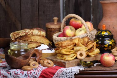 Natürmort krep, ekşi krema ve ahşap bir masa üzerinde elma