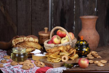 Natürmort krep, ekşi krema ve ahşap bir masa üzerinde elma