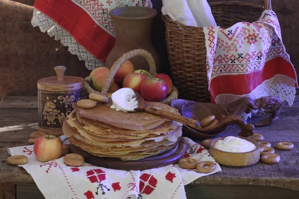 Stilleven met pannenkoeken, zure room en appels. — Stockfoto