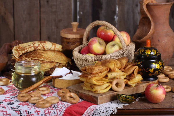 Nature morte avec crêpes, crème sure et pommes sur une table en bois — Photo