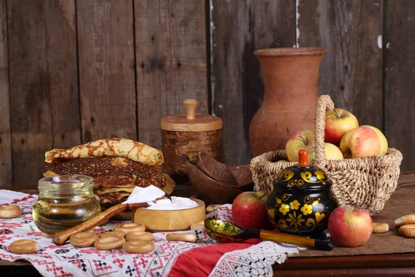 静物煎饼、 酸奶油和一张木桌上的苹果 — 图库照片