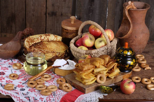 Crêpes à la crème sure et pommes sur une table en bois. Carnaval — Photo