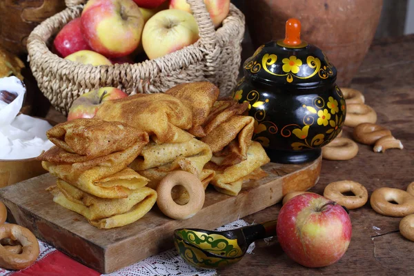 Pancakes with cottage cheese and apples on a wooden table — Stock Photo, Image