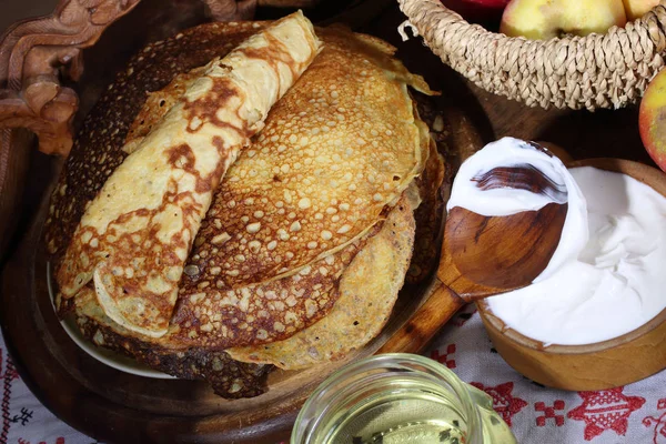 Pancake dengan krim asam dan madu dan apel di atas meja kayu — Stok Foto
