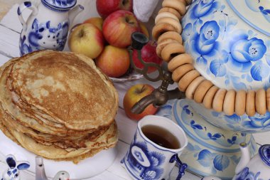 Krep şenlikli bir tablo bir tabağa dizilir