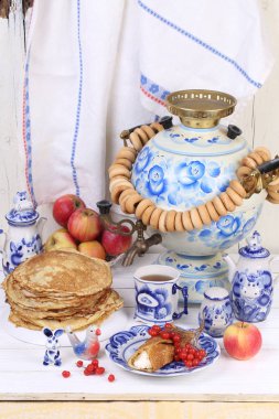 Süzme peynir ve bir fincan çay ile Pancakes 