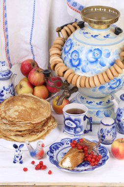 Süzme peynir ve bir fincan çay ile Pancakes 