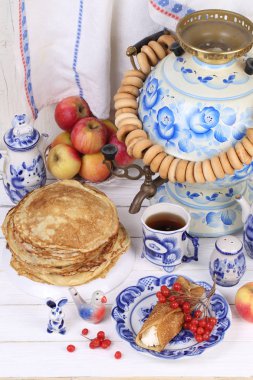 Süzme peynir ve bir fincan çay ile Pancakes 