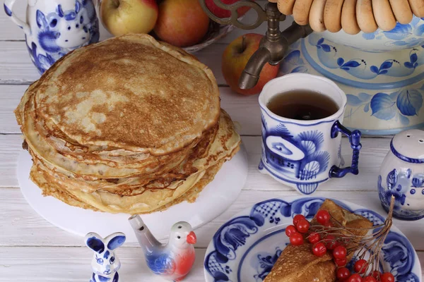 Pancake ditumpuk di piring di atas meja pesta — Stok Foto