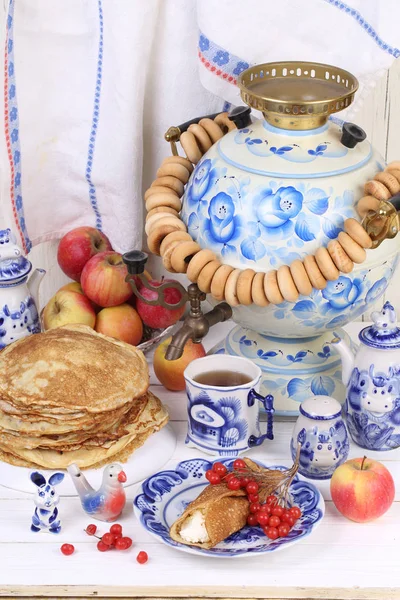 Süzme peynir ve bir fincan çay ile Pancakes 
