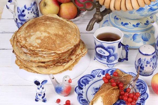 Pancake dengan keju cottage dan secangkir teh — Stok Foto