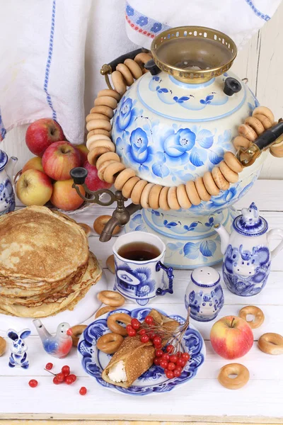Panqueques con requesón y una taza de té —  Fotos de Stock