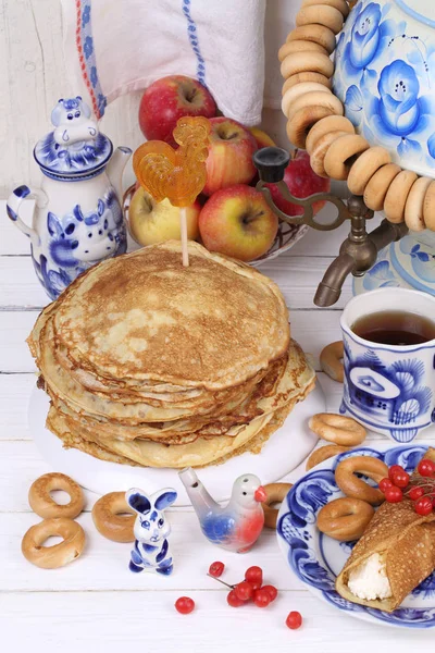 Pancake dengan keju cottage dan secangkir teh — Stok Foto