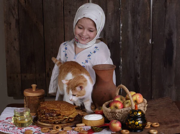 고양이 함께 휴일 테이블에 소녀. 카니발 — 스톡 사진