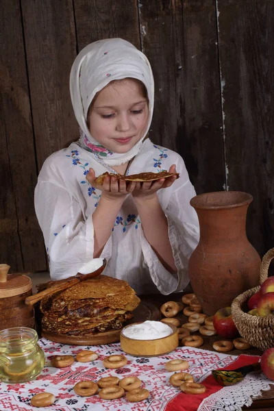 Palacsintát evés közben Maslenitsa lány — Stock Fotó
