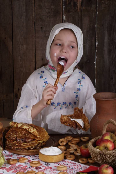 Дівчата їдять млинці під час Масниця — стокове фото