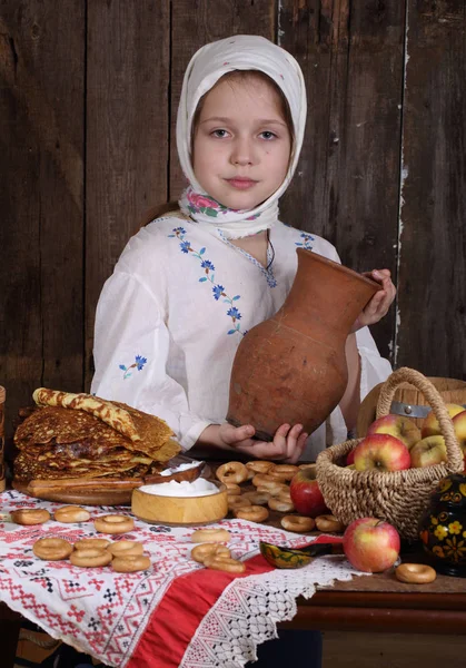 Дівчина з млинцями і глечик з молоком — стокове фото