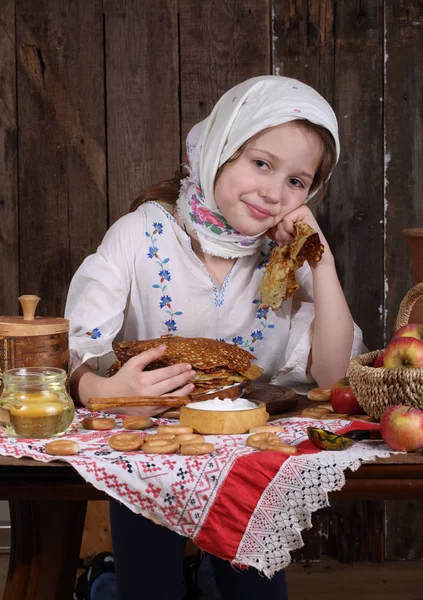 Maslenitsa 동안 팬케이크를 먹는 여자 — 스톡 사진