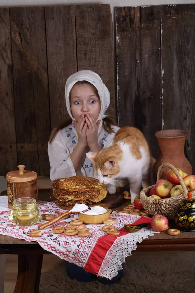고양이 함께 휴일 테이블에 소녀. 카니발 — 스톡 사진