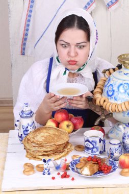 Uçan daire tatil masada çay içme kız