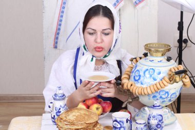 Uçan daire tatil masada çay içme kız